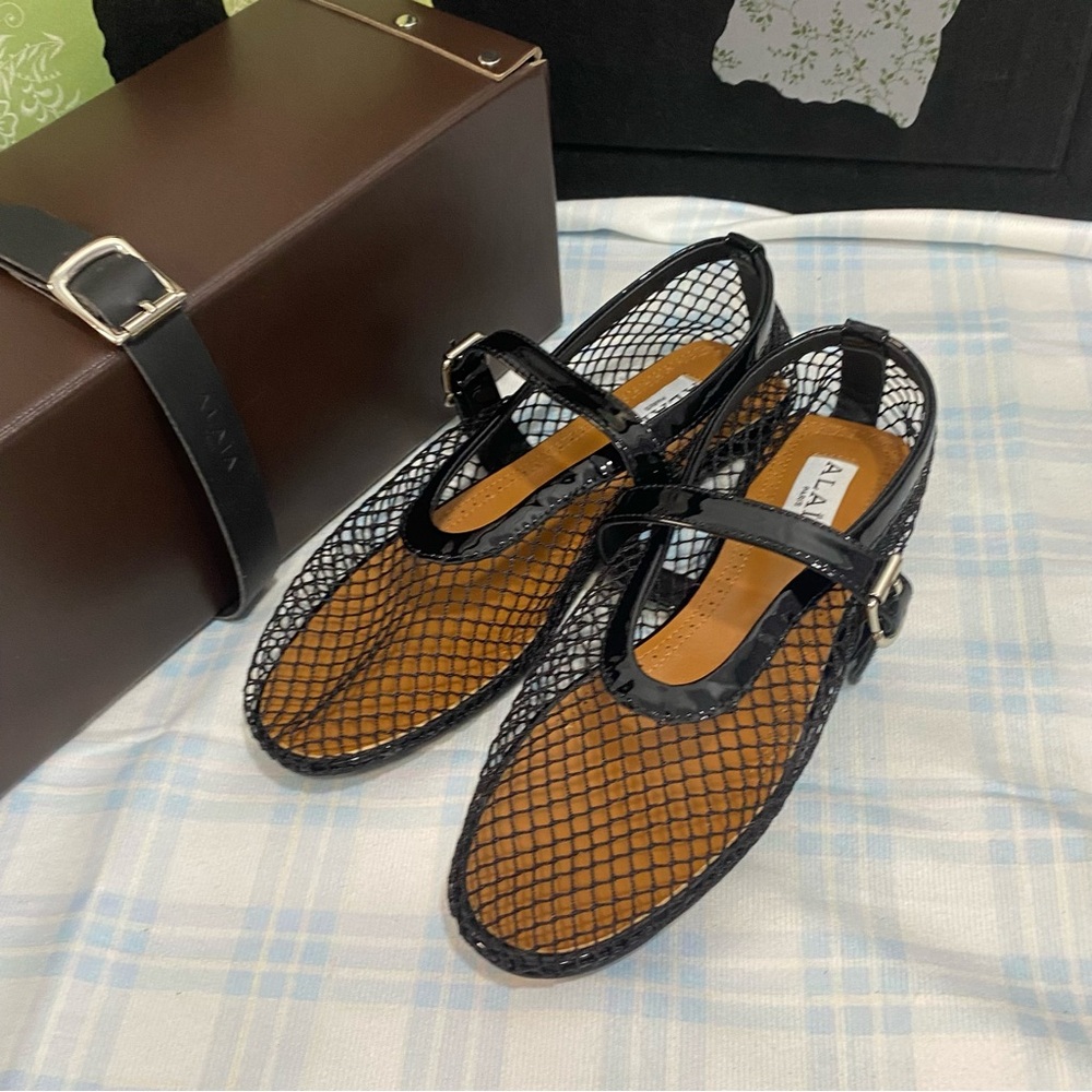 Alaia Women's Black and Brown Flats